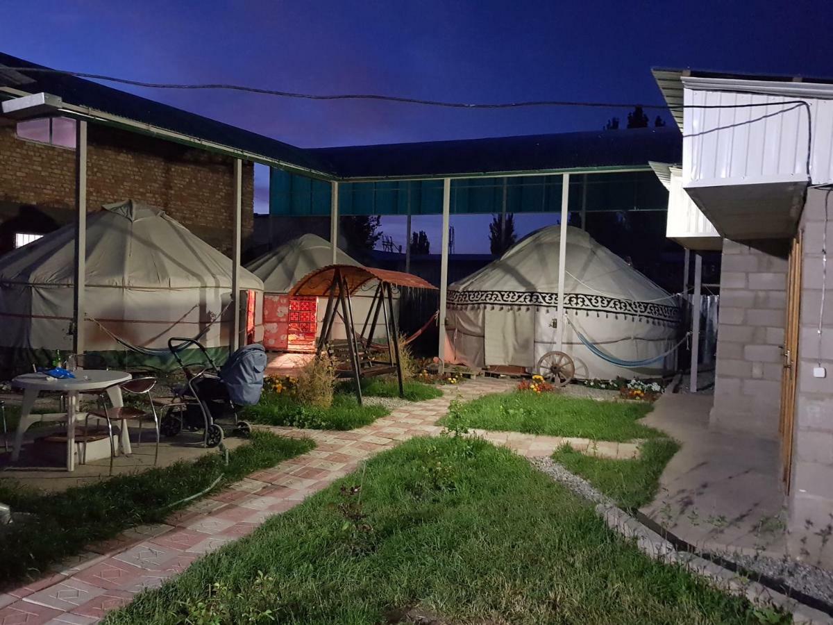 Duet Hostel Karakol Buitenkant foto